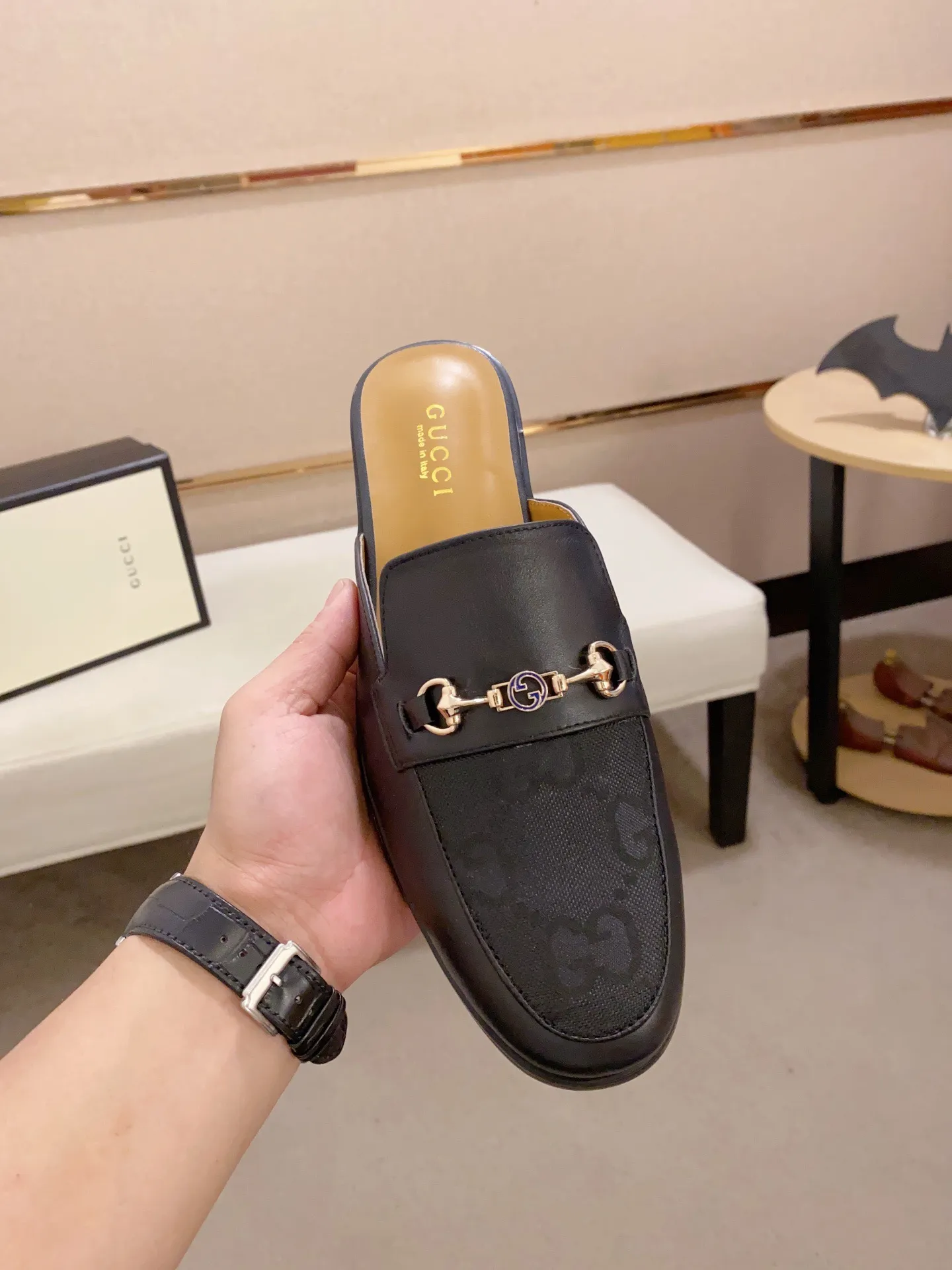 Men's shoes 💰: 380💰 (Gucci). The latest trendy shoes, casual Baotou mops, popular in physical stores, sizes 38-44. New and comfortable, imported custom-made original cowhide, with unique sequin element design. With sheepskin lining, original bottom, high-end packaging and high quality💪Details determine the quality, you can enter and leave the counter at will, welcome to compare!